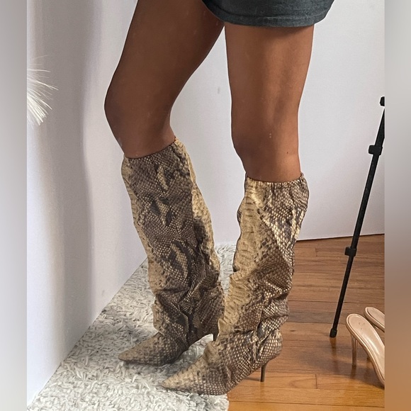 RARE Yeezy snakeskin trackpant-tech knee boots. Size 8 - Picture 5 of 8